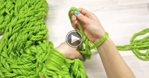 What She Knits With It Using Just Her Hands Is Simply Amazing!