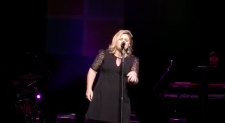 Kelly Clarkson “Brings Some Jesus” To Taylor Swift’s ‘Shake It Off’.Watch
